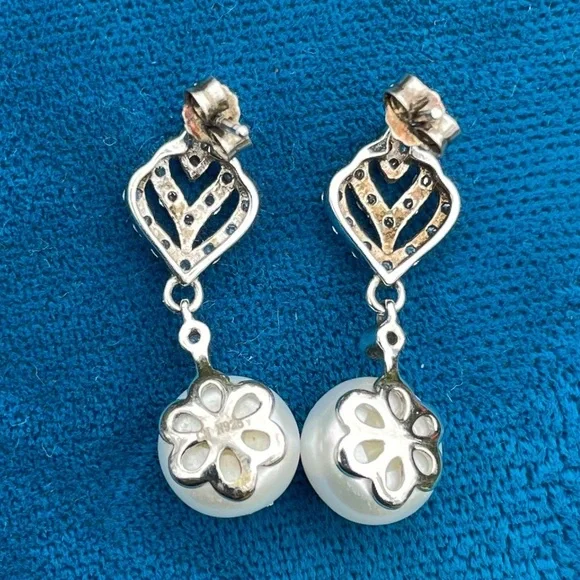 Pearl Earrings​​ - Picture 4 of 6